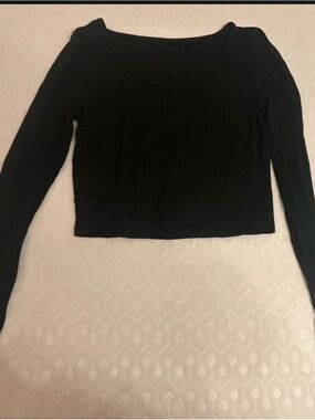 Amazon Black Long-Sleeve Scoop Neck Women's Top
